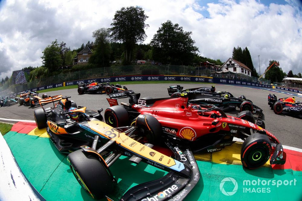 Carlos Sainz, Ferrari SF-23, Oscar Piastri, McLaren MCL60, collide at the start of the race