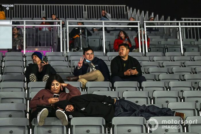 Los aficionados esperan en una grada