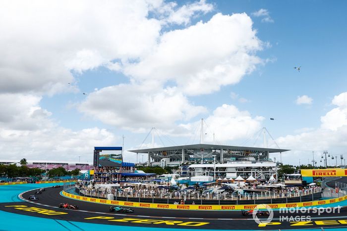 Sergio Pérez, Red Bull Racing RB19, Fernando Alonso, Aston Martin AMR23, Carlos Sainz, Ferrari SF-23