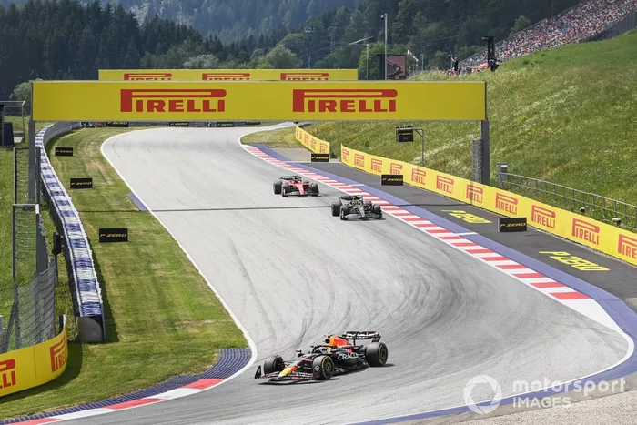 Sergio Pérez, Red Bull Racing RB19, Lewis Hamilton, Mercedes F1 W14, Carlos Sainz, Ferrari SF-23