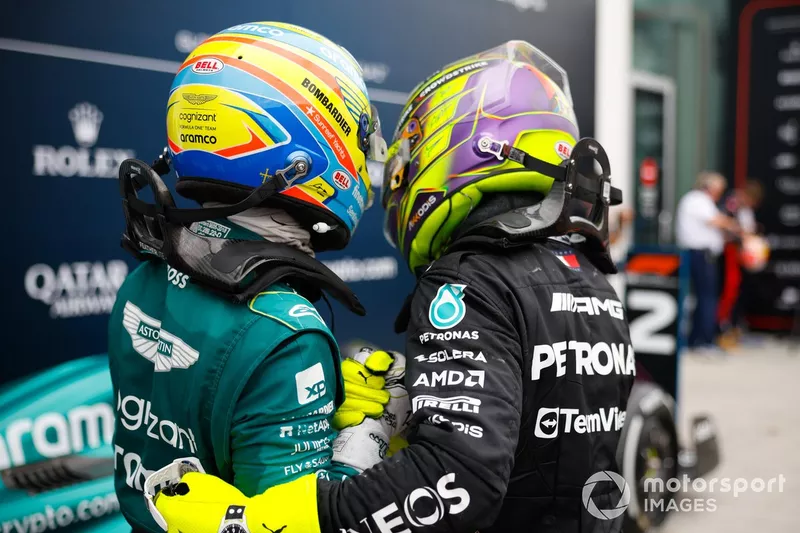 Fernando Alonso, Aston Martin F1 Team, 2ª posizione, Lewis Hamilton, Mercedes-AMG, 3ª posizione, si congratulano a vicenda nel Parco delle Ferme