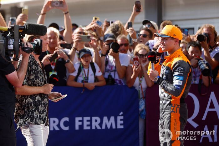 Lando Norris, McLaren, 2ª posición, es entrevistado tras la carrera