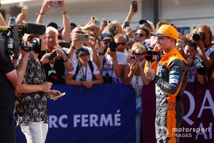 Lando Norris, McLaren, 2ª posición, es entrevistado tras la carrera