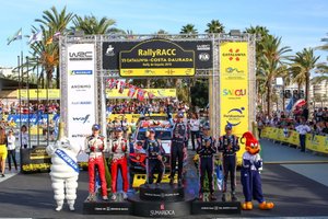PPodio: Ganador Thierry Neuville, Nicolas Gilsoul, Hyundai Motorsport Hyundai i20 WRC Cup, segundo lugar Ott Tänak, Martin Järveoja, Toyota Gazoo Racing WRT Toyota Yaris WRC, tercer lugar Dani Sordo, Carlos del Barrio, Hyundai Motorsport Hyundai i20 WRC Cup