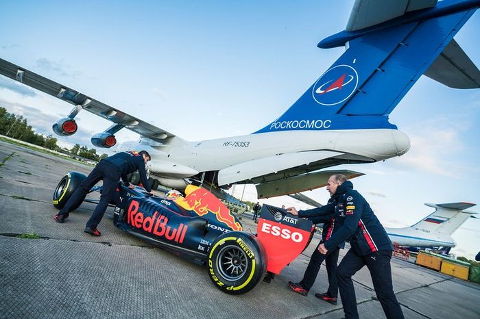 Red Bull Zero-G pit stop
