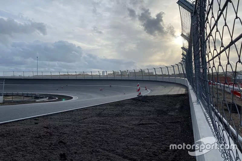 La curva peraltada de Zandvoort  (las fotos son de la curva 3, la curva final también es peraltada)