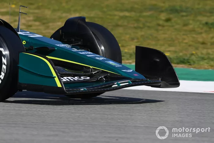 El alerón delantero del coche de Sebastian Vettel, Aston Martin AMR22 