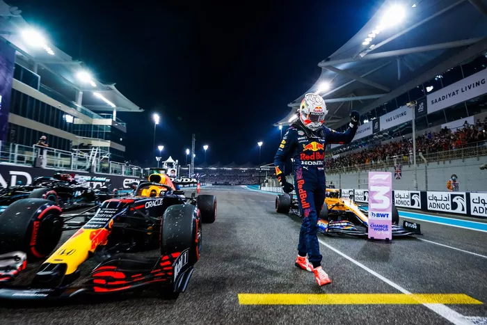Ganador de la pole Max Verstappen, Red Bull Racing, celebra