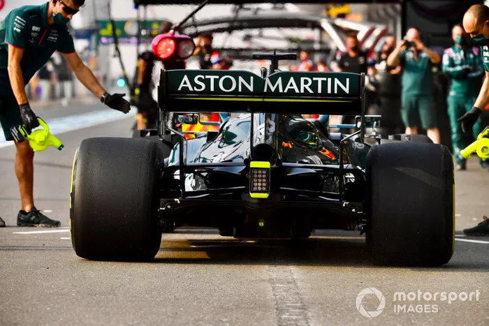 Lance Stroll, Aston Martin AMR21, en el pit lane