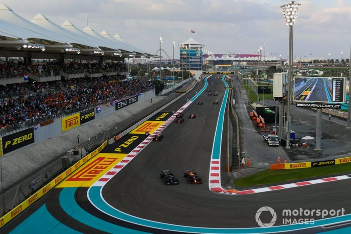 Max Verstappen, Red Bull Racing RB16B, lucha con Lewis Hamilton, Mercedes W12, en la primera vuelta