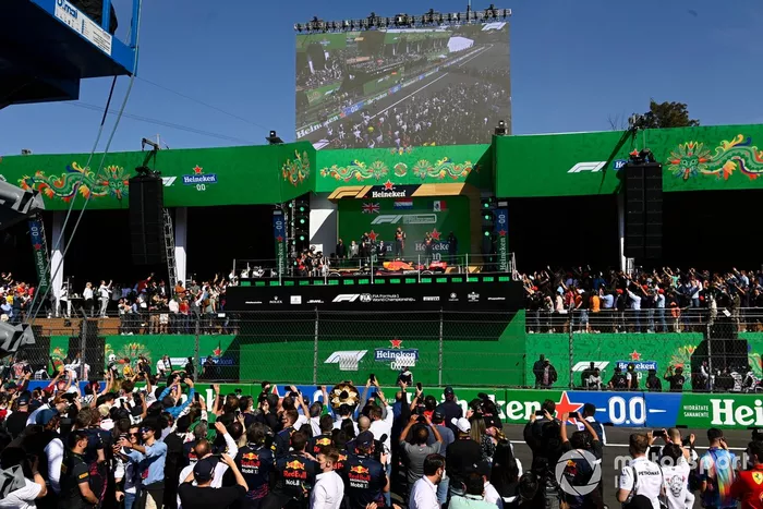 Podio: segundo lugar Lewis Hamilton, Mercedes,  ganador Max Verstappen, Red Bull Racing, tercer lugar Sergio Pérez, Red Bull Racing