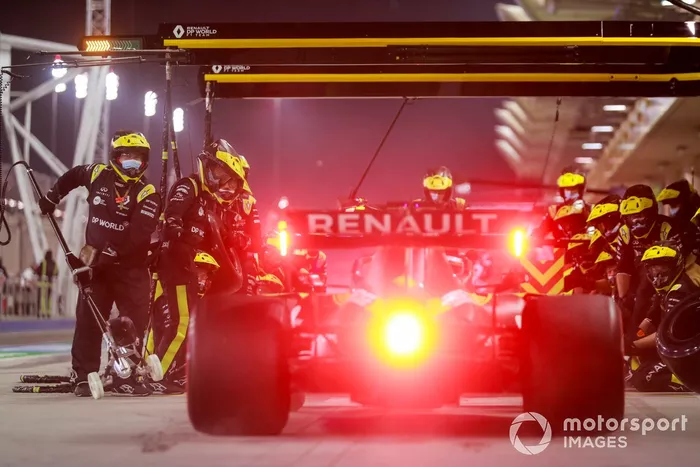 Daniel Ricciardo, Renault F1 Team R.S.20, en pits