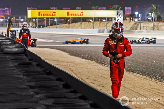 Charles Leclerc, Ferrari, se aleja después de retirarse y detrás Max Verstappen, de Red Bull Racing