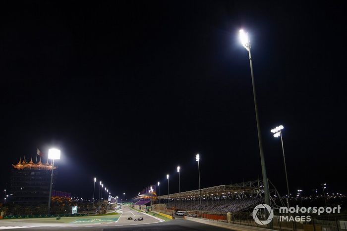 Kevin Magnussen, Haas VF-20, Esteban Ocon, Renault F1 Team R.S.20