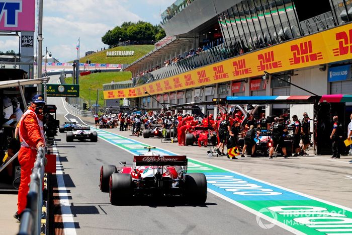 Antonio Giovinazzi, Alfa Romeo Racing C41 en pits