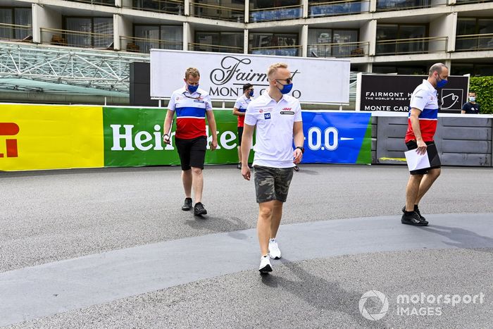 Un Ferrari y Nikita Mazepin, Haas F1, con su equipo