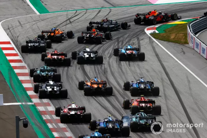 Arrancada Max Verstappen, Red Bull Racing RB16B, Lewis Hamilton, Mercedes W12, Lando Norris, McLaren MCL35M, Sergio Pérez, Red Bull Racing RB16B, Valtteri Bottas, Mercedes W12 y el resto del pelotón