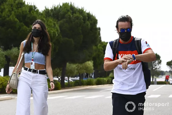 Fernando Alonso, Alpine F1, con su novia, Linda Morselli