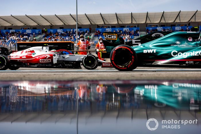 Sebastian Vettel, Aston Martin AMR21, Antonio Giovinazzi, Alfa Romeo Racing C41, en pit lane