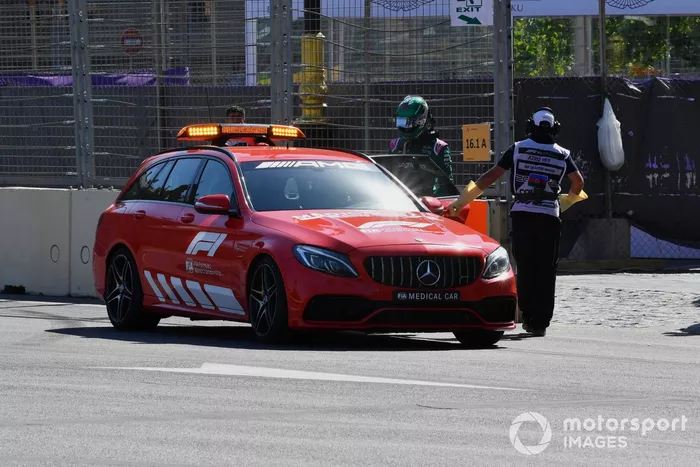 El coche médico recoge a Lance Stroll, Aston Martin, tras su accidente en la clasificación