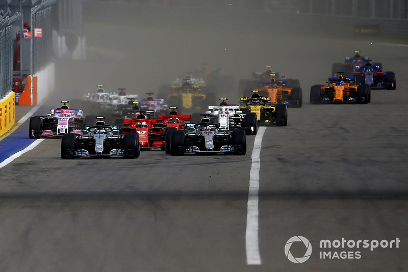 Valtteri Bottas y Lewis Hamilton casi se emparejan al inicio