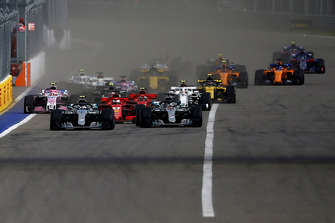 Valtteri Bottas, Mercedes-AMG F1 W09 y Lewis Hamilton, Mercedes-AMG F1 W09 al inicio
