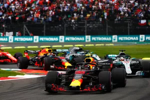 Max Verstappen, Red Bull Racing RB14, voor Lewis Hamilton, Mercedes AMG F1 W09 bij de start