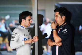 Sergio Perez, Racing Point Force India et Jun Matsuzaki, ingénieur pneumatique Force India F1 Team