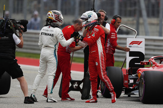Le poleman Lewis Hamilton, Mercedes AMG F1 avec Sebastian Vettel, Ferrari dans le parc fermé