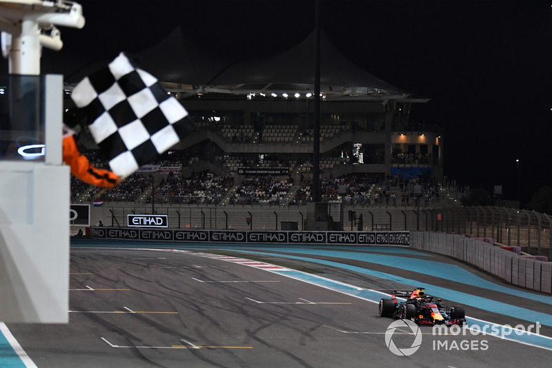 Daniel Ricciardo, Red Bull Racing RB14 takes the chequered flag at the end of Qualifying