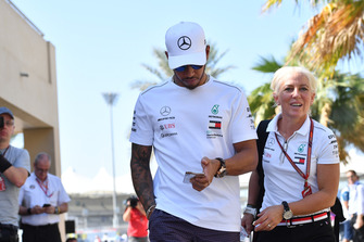 Lewis Hamilton, Mercedes AMG F1 met Angela Cullen, PA en trainer
