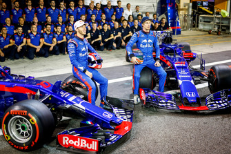 Pierre Gasly, Scuderia Toro Rosso, en Brendon Hartley, Scuderia Toro Rosso, tijdens de teamfoto