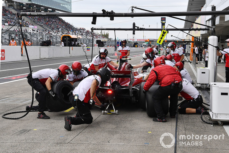 Charles Leclerc, Sauber C37 pit stop