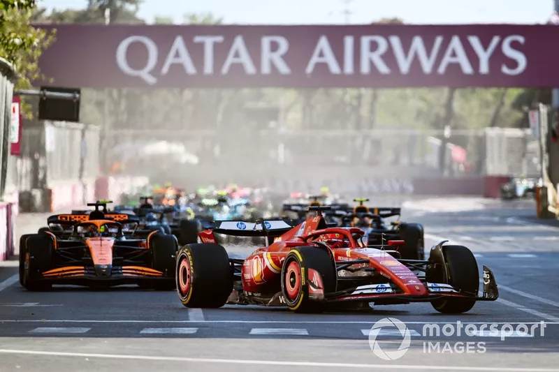 Charles Leclerc, Ferrari SF-24, Oscar Piastri, McLaren MCL38, Carlos Sainz, Ferrari SF-24, Sergio Perez, Red Bull Racing RB20, le reste du peloton