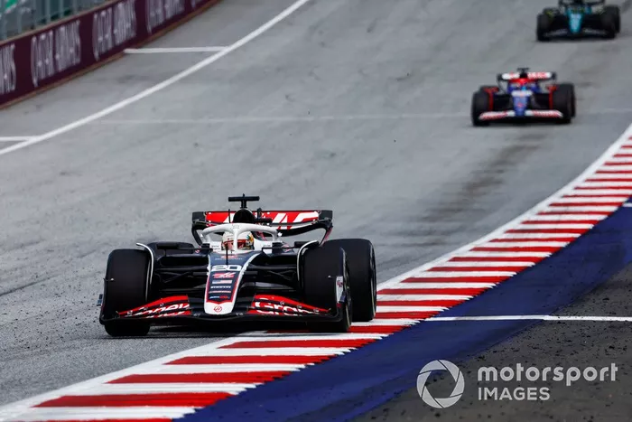 Kevin Magnussen, Haas VF-24, Daniel Ricciardo, RB F1 Team VCARB 01