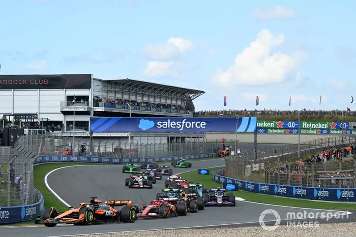 Oscar Piastri, McLaren MCL38, Charles Leclerc, Ferrari SF-24, Sergio Pérez, Red Bull Racing RB20, Pierre Gasly, Alpine A524, Fernando Alonso, Aston Martin AMR24, el resto de la parrilla en la primera vuelta.