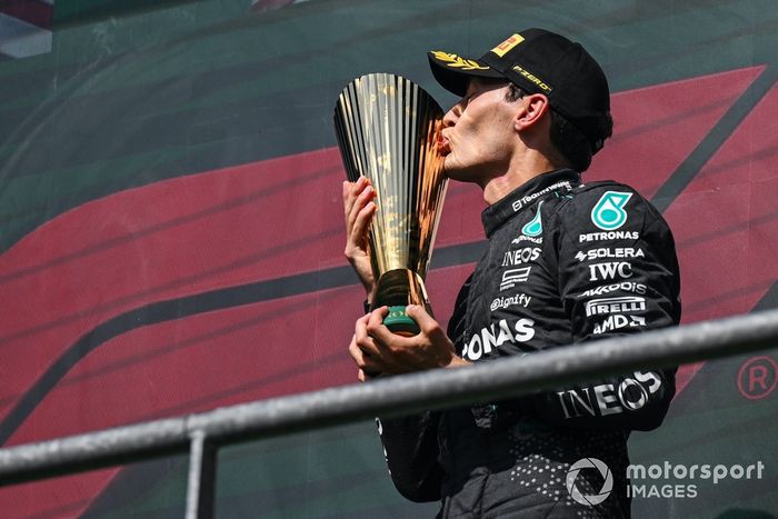 George Russell, Mercedes-AMG F1 Team, 1ª posición, besa el trofeo en señal de celebración 