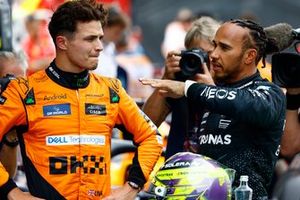 El hombre de la pole Lando Norris, McLaren F1 Team, Lewis Hamilton, Mercedes-AMG F1 Team, hablan en Parc Ferme tras la clasificación