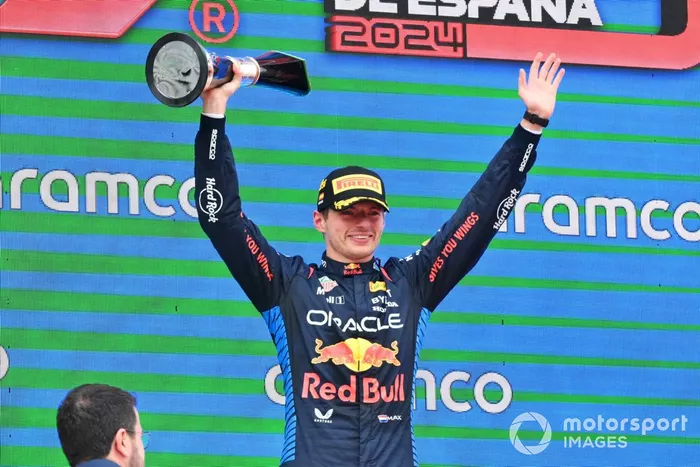 Max Verstappen, Red Bull Racing, 1ª posición, levanta el trofeo de ganador en el podio.