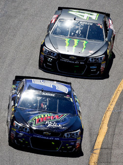 Kasey Kahne, Hendrick Motorsports Chevrolet, und Kurt Busch, Stewart-Haas Racing Chevrolet