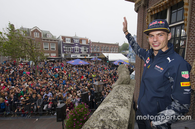 Max Verstappen, Red Bull Racing, zwaait naar de fans