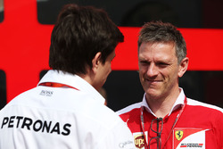 Toto Wolff, Mercedes AMG F1 accionista y Director Ejecutivo, con James Allison, Director técnico de