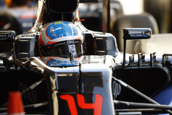 Fernando Alonso, McLaren MP4-31 en el pit lane