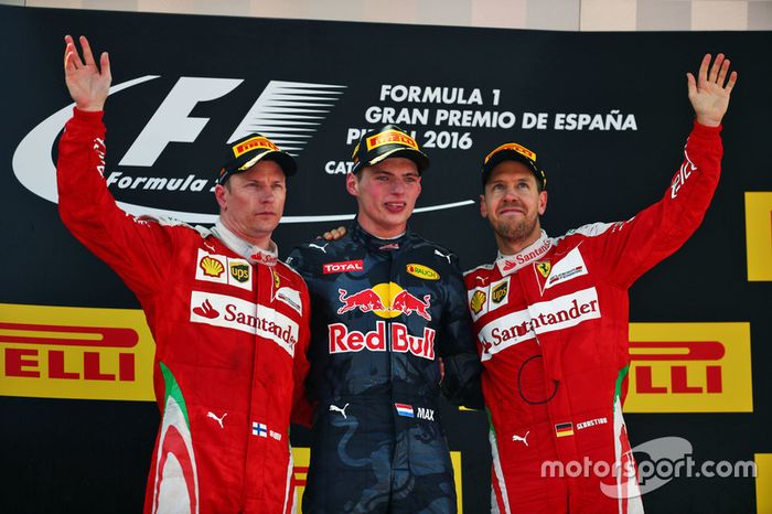Podio: Kimi Raikkonen Ferrari, segundo lugar; Max Verstappen, Red Bull Racing, ganador de la carrera