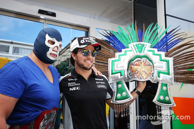 Sergio Perez, Sahara Force India F1 met worstelaar Blue Demon Jr.