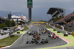 Старт гонки: Нико Росберг, Mercedes AMG F1 W07 Hybrid и Льюис Хэмилтон, Mercedes AMG F1 W07 Hybrid