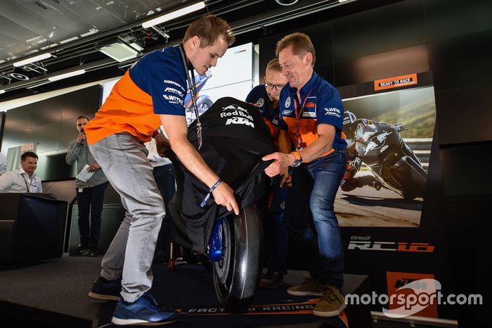 Mika Kallio, Sebastian Risse y Mike Leitner descubren la moto KTM MotoGP