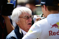 Bernie Ecclestone, con Max Verstappen, Red Bull Racing en la parrilla