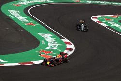 Max Verstappen, Red Bull Racing RB12, Nico Hulkenberg, Sahara Force India F1 VJM09