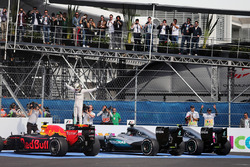 Переможець Льюіс Хемілтон, Mercedes AMG F1 W07 Hybrid святкує наприкінці гонки
